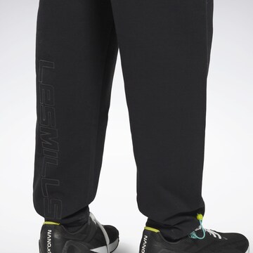 Reebok - Tapered Pantalón deportivo 'Les Mills®' en negro