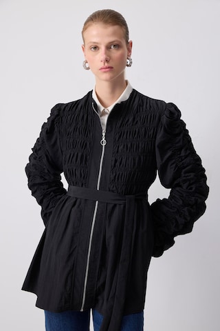 Veste mi-saison Touche Prive en noir : devant