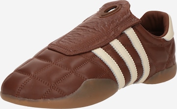 ADIDAS ORIGINALS Slip on -tennarit 'Taekwondo Mei' värissä ruskea: etupuoli