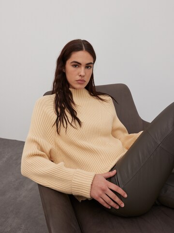 EDITED Pullover 'Yina' in Beige