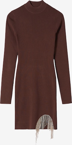 Robes en maille Bershka en marron : devant