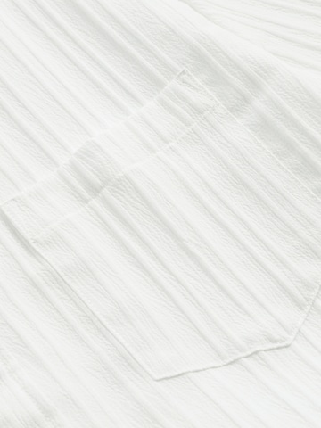 ALLTHEMEN Comfort fit Button Up Shirt in White