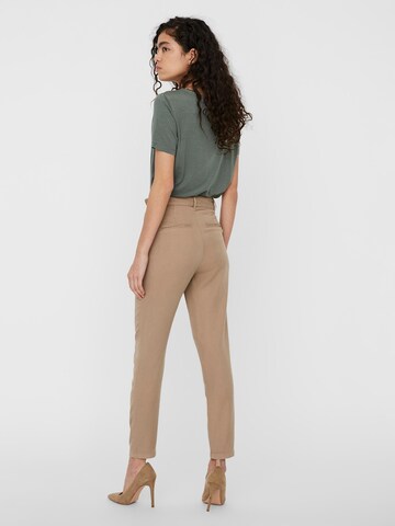 VERO MODA Tapered Veckad byxa 'MIA' i brun