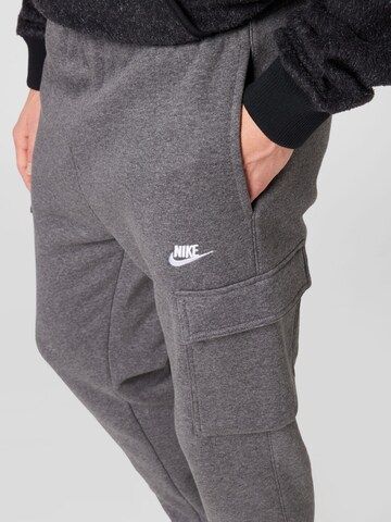 Tapered Pantaloni cu buzunare de la Nike Sportswear pe gri