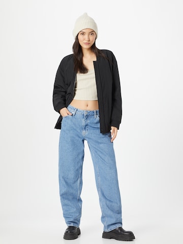 Calvin Klein Jeans قطعة علوية بلون بيج