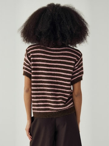 Top ' N-Monikah ' di Noella in marrone