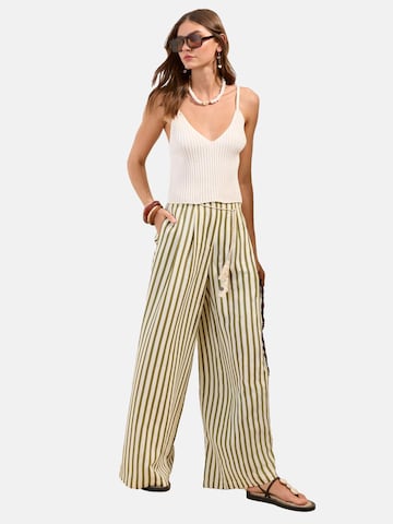 Wide leg Pantaloni cutați de la Friends Like These pe verde: față