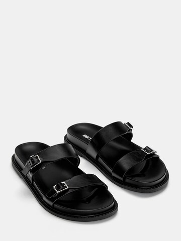 Pull&Bear Šľapky - Čierna