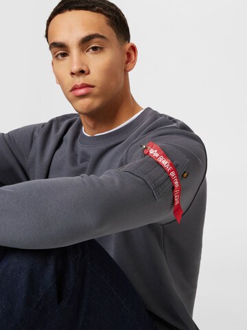 ALPHA INDUSTRIES Sweatshirt in Grijs