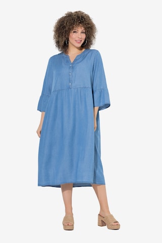 Rochie de la Ulla Popken pe albastru: față