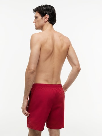 Shorts de bain TOMMY HILFIGER en rouge