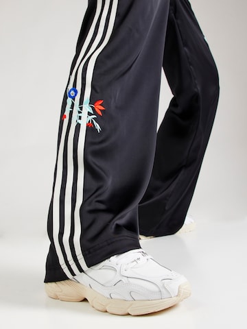 ADIDAS ORIGINALS Regular Broek 'FLORAL FIREBIRD' in Zwart