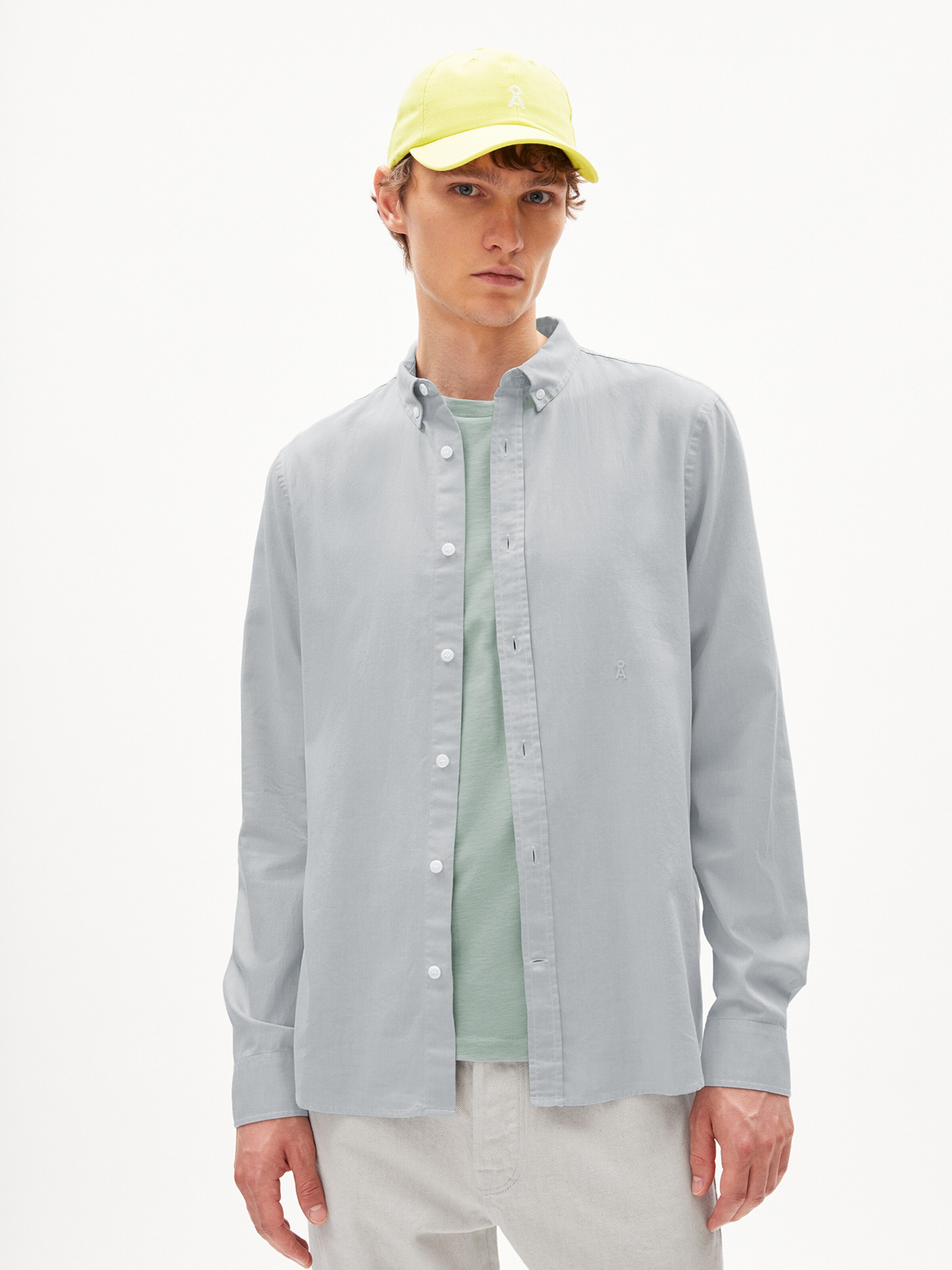 Coupe regular Chemise 'QUAASA' ARMEDANGELS en gris : devant