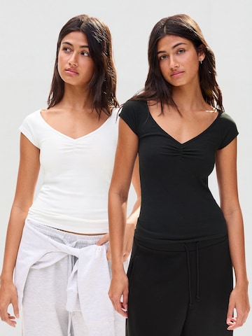 Bershka Koszulka w kolorze czarny: przód