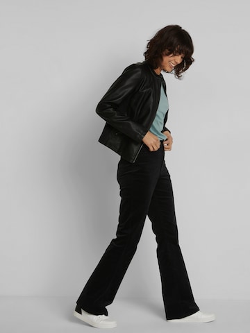 regular Pantaloni di bonprix in nero