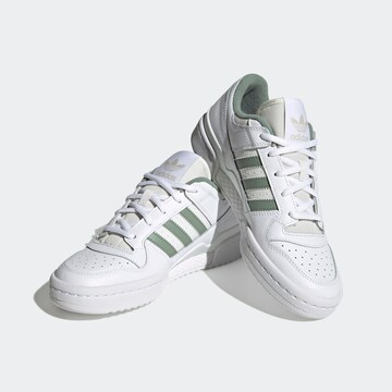 ADIDAS ORIGINALS Matalavartiset tennarit 'Forum Classic' värissä valkoinen