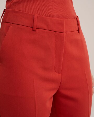 WE Fashion Slimfit Kalhoty s puky – červená