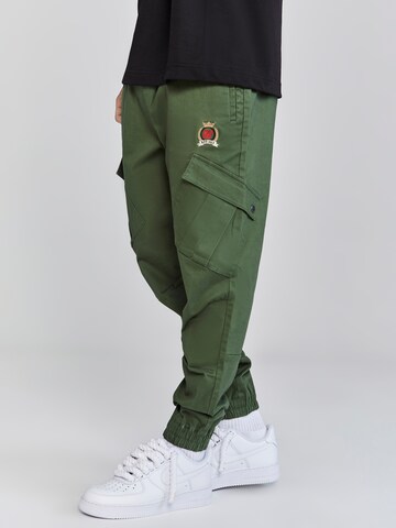 Tapered Pantaloni cargo di SikSilk in verde