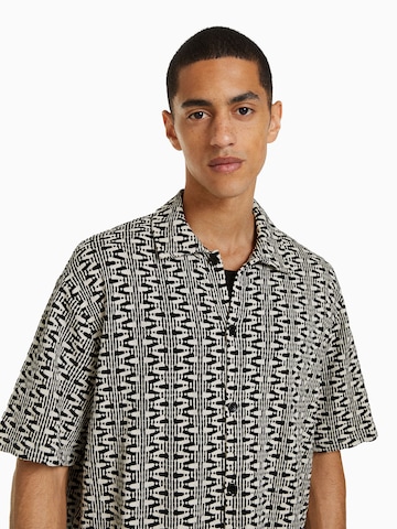 Bershka Comfort fit Koszula w kolorze beżowy