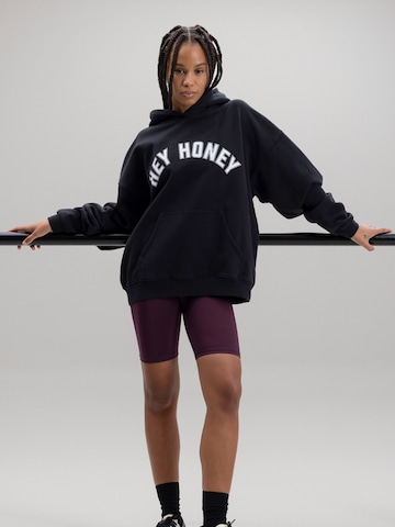 Hey Honey Sweatshirt 'Logo Hood' in Zwart: voorkant