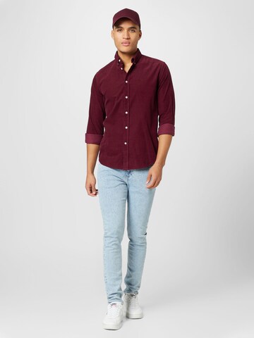 Samsøe Samsøe جينز مضبوط قميص 'Liam' بلون أحمر