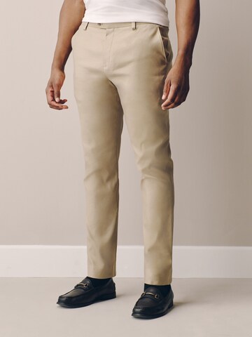 Coupe slim Pantalon à plis 'Motionflex' Next en gris : devant