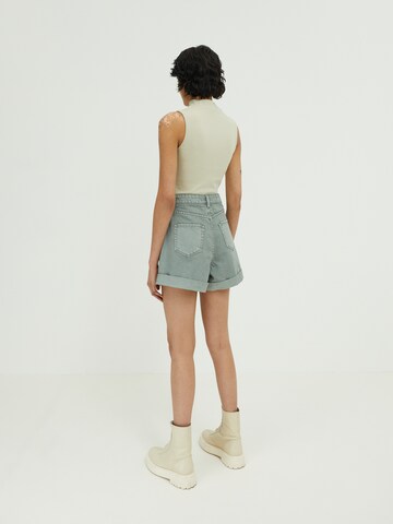 EDITED Regular Shorts 'Amy' in Grün