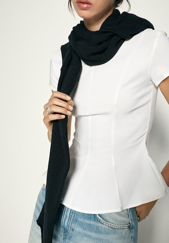Bluză de la Pull&Bear pe alb