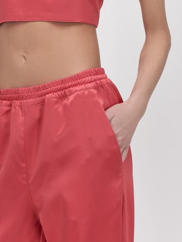 Wide leg Pantaloni 'BOSSY' di UNFOLLOWED x ABOUT YOU in rosso