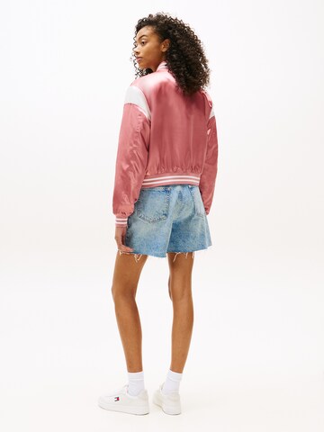 Tommy Jeans Демисезонная куртка в Ярко-розовый