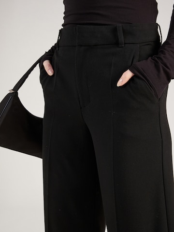 Wide leg Pantaloni cu dungă de la GAP pe negru