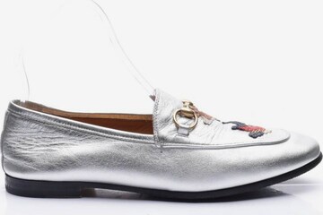 Gucci Flats & Loafers in 36 in Silver: front