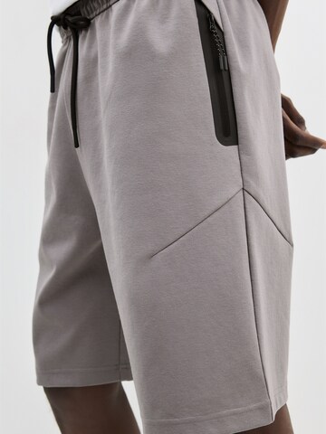 Loosefit Pantalon Pull&Bear en gris