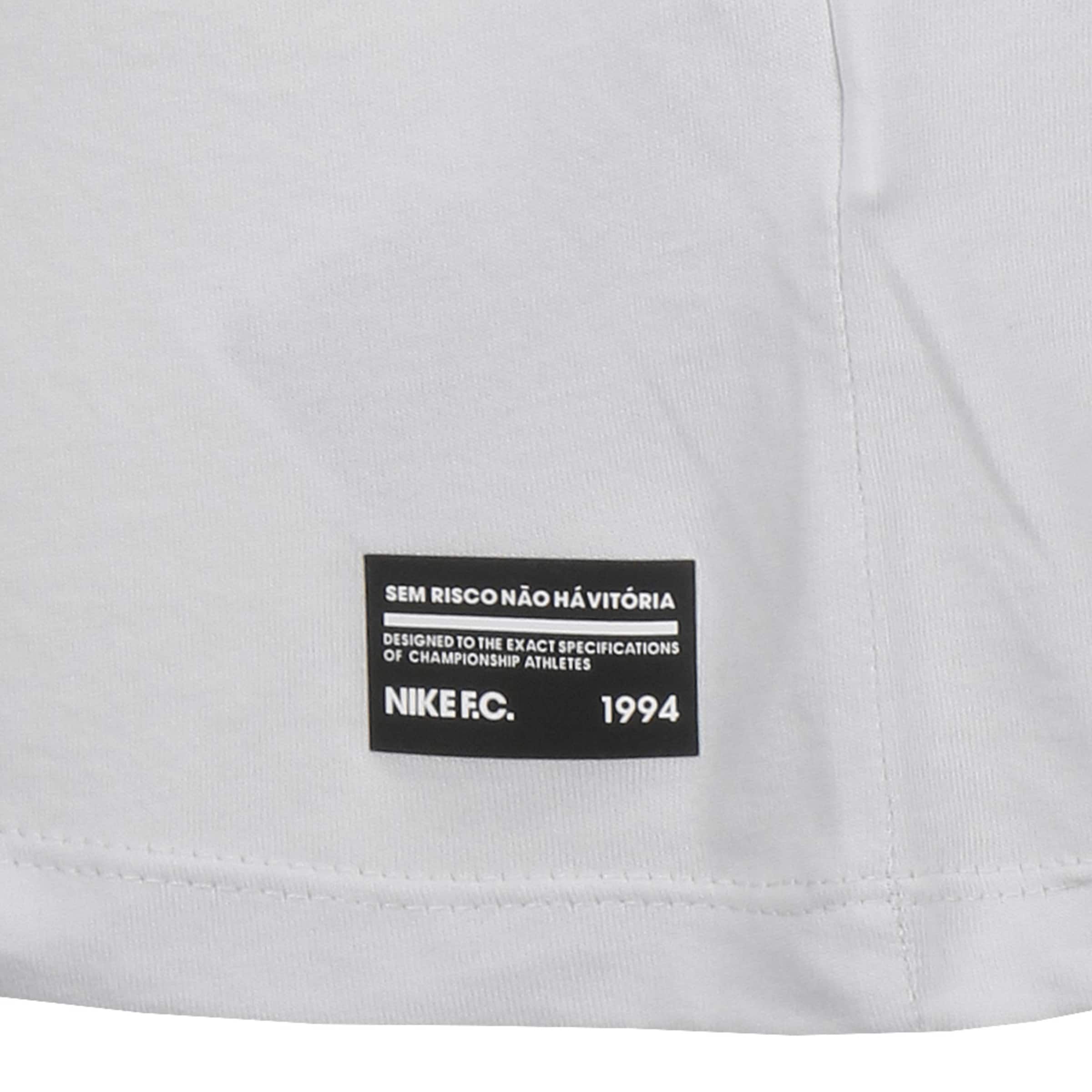 T-Shirt fonctionnel NIKE en gris