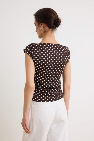 Trendyol T-Shirt in Braun