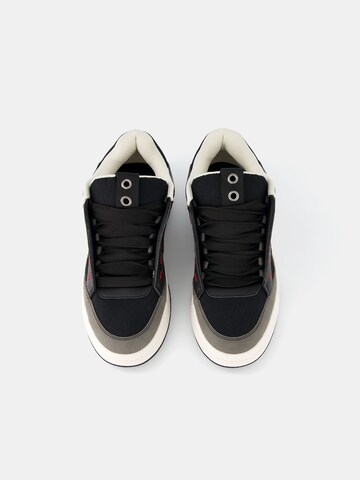 Bershka Låg sneaker i svart