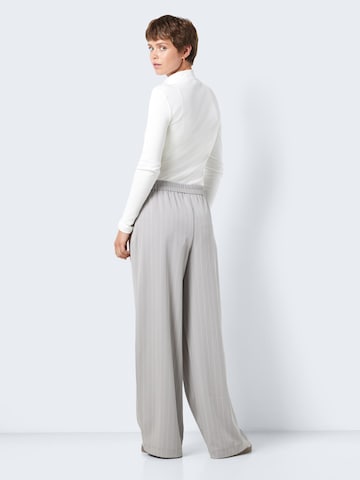 Loosefit Pantaloni con pieghe 'VERA' di Noisy may in grigio