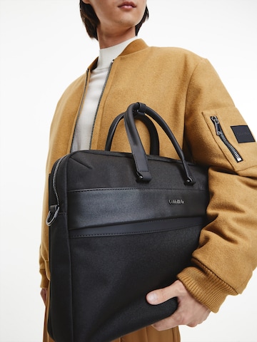 Calvin Klein حقيبة يد بلون أسود