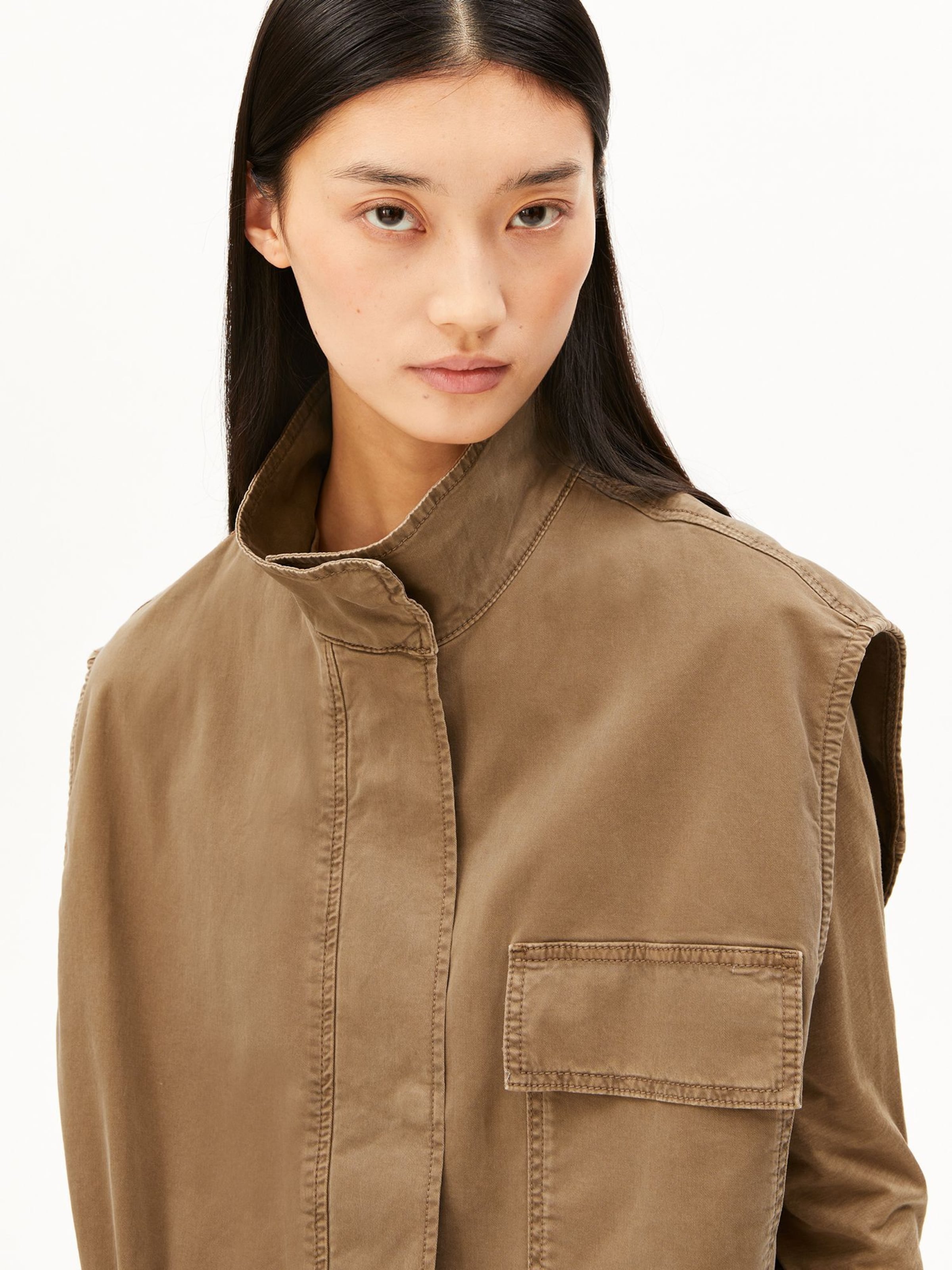 ARMEDANGELS Bodywarmer in Bruin: voorkant