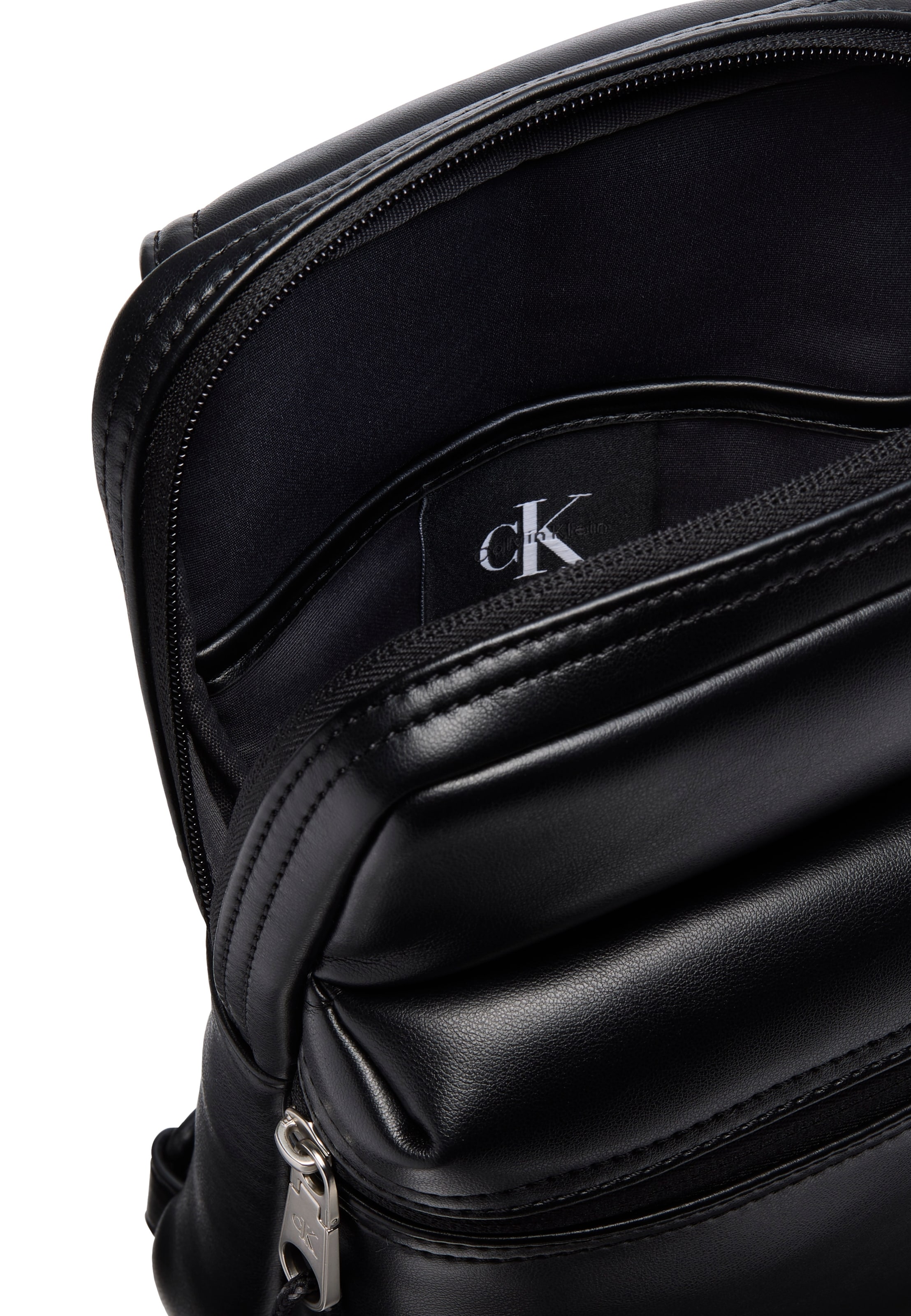 juoda Calvin Klein Rankinė su ilgu dirželiu