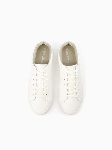 Baskets basses Bershka en blanc