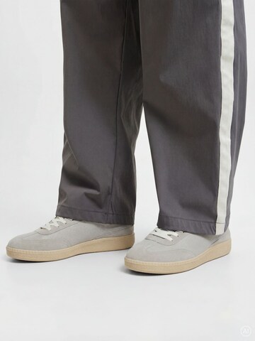 Baskets basses JACK & JONES en gris : devant