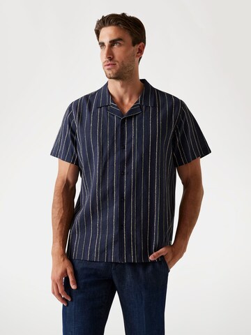 GUESS Regular Fit Hemd in Blau: Vorderseite