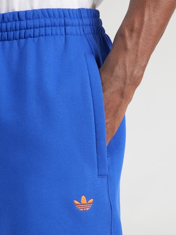 ADIDAS ORIGINALS Široke hlačnice Hlače 'ESS' | modra barva