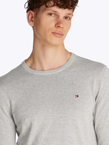 TOMMY HILFIGER Pulóver 'ESSENTIAL' - szürke