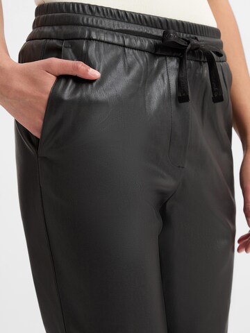 COMMA Regular Broek in Zwart