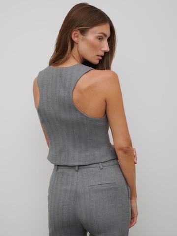 RÆRE by Lorena Rae - Chaleco para traje 'Ria' en gris