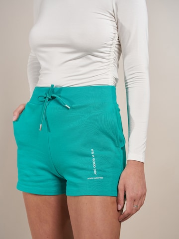 ABOUT YOU x Laura Giurcanu Regular Sweatshorts 'Luna' in Grün