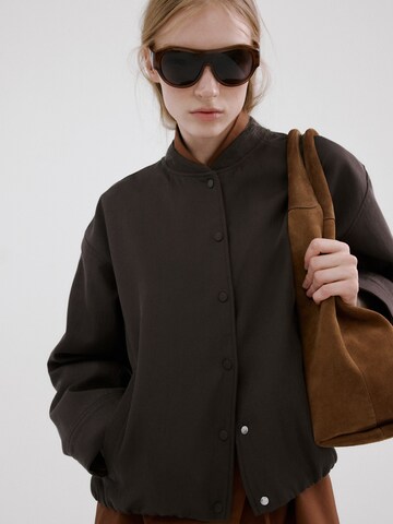 Giacca di mezza stagione 'MUSA' di MANGO in marrone: frontale