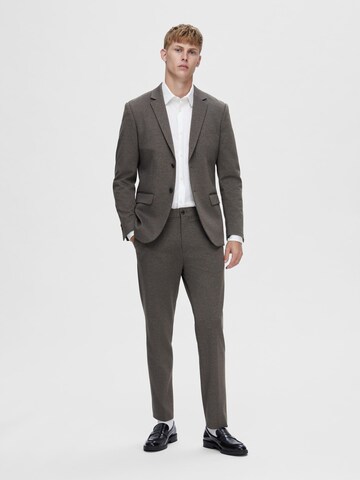 SELECTED Slimfit Bandplooibroek in Bruin